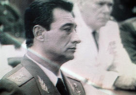 El general Arnaldo Ochoa comparece ante un tribunal en La Habana en 1989, según mostró la televisión cubana