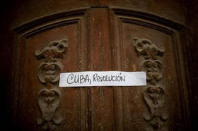 Cartel en una puerta en La Habana. (AP)