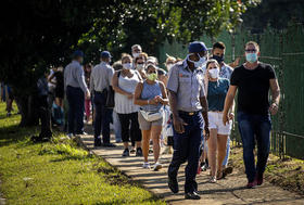 Decenas de personas hacen fila para comprar en una tienda en dólares, el lunes 20 de julio de 2020, en La Habana, Cuba