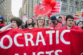 Manifestación de los Socialistas Democráticos de América (Democratic Socialists of America, DSA)