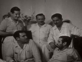 Manolo Castro (de pie, a la extrema izquierda) y Mario Salabarría (a la derecha, con barba) hacia 1947