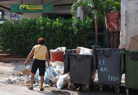 Basura acumulada fuera de los contenedores para desperdicios en La Habana