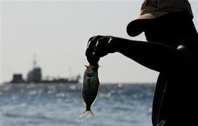 Un pescador en la Playa del Chivo. La Habana, 4 de junio de 2008. (AP)