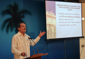 El viceministro de Relaciones Exteriores, Abelardo Moreno, presenta en La Habana el informe sobre el embargo económico de Estados Unidos