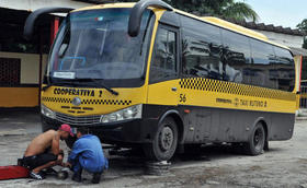 Ómnibus de una cooperativa de taxis en La Habana