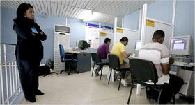Un cibercafé en La Habana, custodiado por una empleada. (NYTIMES)
