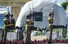 Guardia de honor desfila frente a la tumba de Fidel Castro