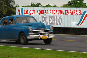 Valla en carretera cubana