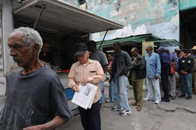 Comprando la prensa en Cuba, en esta foto de archivo