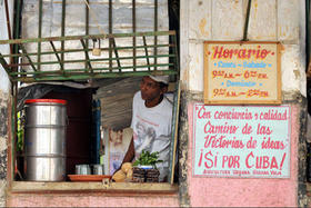 Vendedor de jugos y refrescos en Cuba