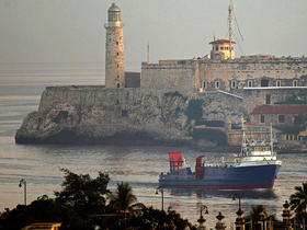 Un barco de carga procedente de Miami entra en la bahía de La Habana en esa foto de archivo