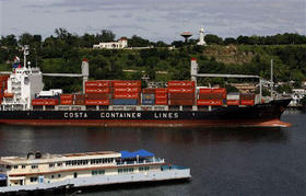 Entrada de un barco con mercancías en el Puerto de La Habana, en octubre de 2008. (AP)