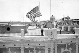 Momento en que desciende la bandera de Estados Unidos, para ser izada la cubana, el 20 de mayo de 1902