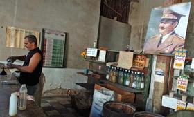 Un hombre vende ron en una bodega de Santiago de Cuba en esta foto de archivo.EFE 