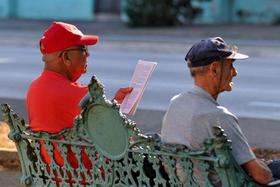 Un hombre lee, el lunes 9 de mayo de 2011, en La Habana, el folleto que contiene los “Lineamientos de la Política Económica y Social del Partido y la Revolución”, como se denomina al plan de reformas económicas del Gobierno de Raúl Castro para “actualizar” el socialismo cubano