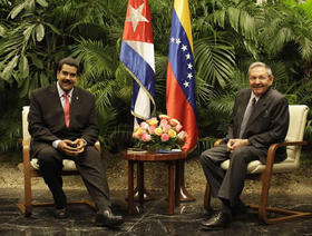 Raúl Castro y Nicolás Maduro durante el encuentro sostenido el 27 de abril en La Habana