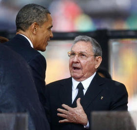 El presidente estadounidense Barack Obama (izquierda) estrecha la mano al gobernante cubano Raúl Castro, antes de ofrecer su discurso en el memorial en honor al fallecido líder sudafricano Nelson Mandela, en esta foto de archivo