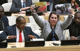 Miembros de la misión de Cuba en las Naciones Unidas protestan con gritos y golpes cobre las mesas durante un acto organizado en la sede de la ONU, por Estados Unidos, para denunciar la situación de los presos políticos en la Isla
