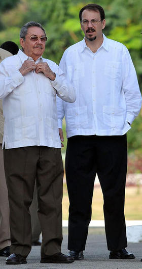 Raúl Castro y Alejandro Castro Espín