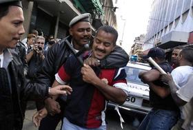 Policías cubanos y civiles participan en una maniobra de enfrentamiento a posibles disturbios en La Habana, en esta foto de archivo del Ejercicio Militar Bastión 2004