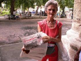 Vendedora de periódicos en Cuba