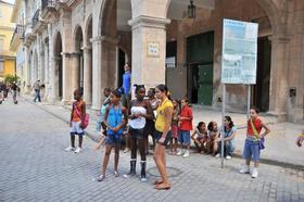 Grupo de niñas en Cuba