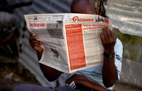 Leyendo el diario Granma