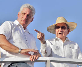 Miguel Díaz-Canel y Raúl Castro en esta foto de archivo