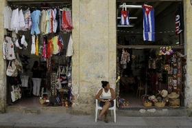 Una vendedora de ropa en una calle de La Habana