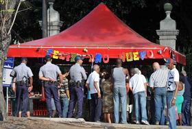 Establecimiento de venta de comestibles durante las festividades de fin de año en La Habana