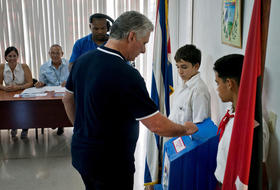 El gobernante cubano Miguel Díaz-Canel vota durante el referendo