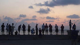 Pescadores en el malecón habanero