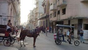 Un carretón con un caballo y un bicitaxi circulan por una calle de La Habana, en esta foto de archivo del 7 de agosto de 2007