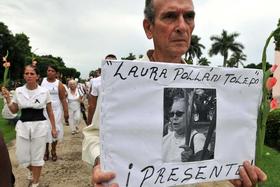 Héctor Maseda, viudo de Laura Pollán, marcha el domingo 16 de octubre de 2011, junto a las Damas de Blanco en La Habana