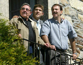 Raúl Castro con su nieto (centro) y su hijo en Lugo, España