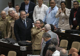 Raúl Castro (centro), primer secretario del Partido Comunista, y Manuel Marrero (izq.), nombrado primer ministro de Cuba, durante la sesión de la Asamblea Nacional el 21 de diciembre de 2019, en La Habana