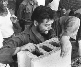 Ernesto «Che» Guevara participa en el «trabajo voluntario» en Cuba, en esta foto de archivo