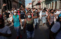 Cubanos gritan consignas contra el régimen durante una manifestación en La Habana, Cuba, el 11 de julio de 2021