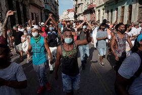 Cubanos gritan consignas contra el régimen durante una manifestación en La Habana, Cuba, el 11 de julio de 2021