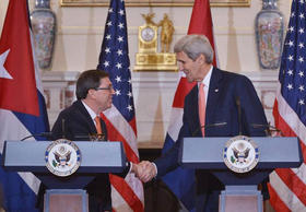 El secretario de Estado de EEUU, John Kerry (der.), y el ministro cubano de Relaciones Exteriores, Bruno Rodríguez, ofrecen una rueda de prensa este lunes 20 de julio, después de una reunión en la sede del Departamento de Estado, en Washington
