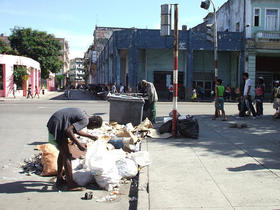 Basura y mendigos en La Habana