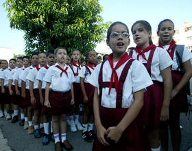 Pioneros, durante un acto político en La Habana. (AP)