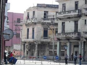 Edificios en la intersección de Infanta y Salud, La Habana, el sábado 21 de enero de 2012