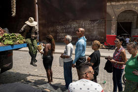 Cubanos hacen cola para comprar frutas en La Habana, el 31 de marzo de 2023
