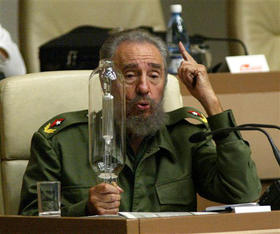 Fidel Castro, durante una reunión sobre la 'revolución energética', en 2005. (AP)
