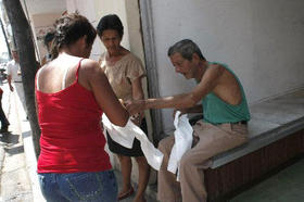 Un hombre vende jabas plásticas en Cuba