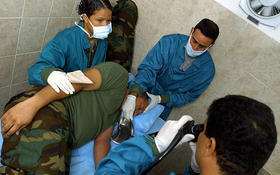 Médicos cubanos atienden a un soldado venezolano en el Fuerte Tiuna de Caracas, en esta foto de archivo