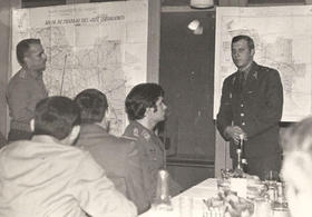 Con el colectivo de oficiales alemanes en la Academia Superior de Guerra Yuri Gagarin. De pie, en el mapa desplegado a la izquierda, el entonces coronel Rafael del Pino
