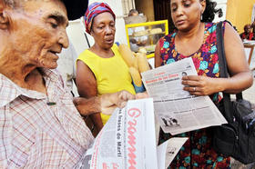 Vendedores de periódicos en Santiago de Cuba, el 31 de diciembre de 2008. (AFP)