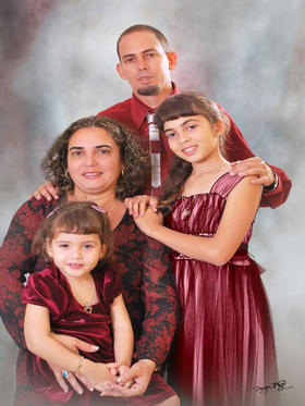 El pastor bautista Mario Félix Lleonart y su familia